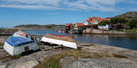 Upturned rowing boats on the rocks of a Swedish fishing village © Nicolas