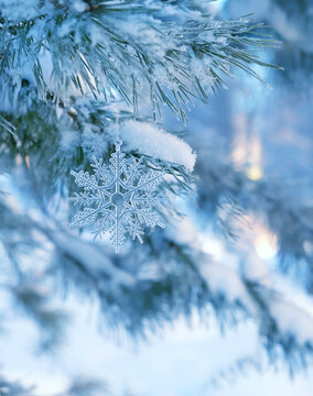 beautiful decorative snowflake close up on pine tree, abstract winter nature background. fantasy snowy landscape. symbol of Christmas, New Year holidays, winter festive season. cold frozen weather