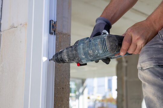 Fenstermontage: Handwerker bauen Fenster an einem neuen Wohnhaus ein