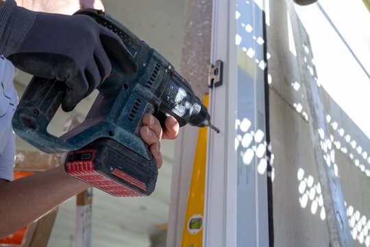 Fenstermontage: Handwerker bauen Fenster an einem neuen Wohnhaus ein