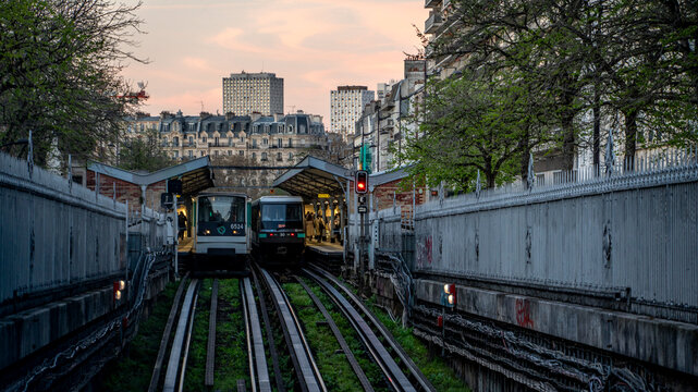 Deux rames de m&eacute;tro se croisent au m&eacute;tro Bel Air au printemps 2026