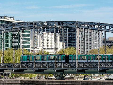 La ligne 5 traverse le viaduc d'Austerlitz