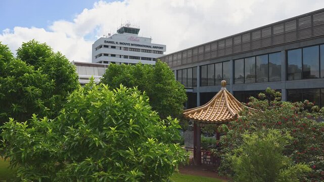 緑豊かなホノルル空港の庭園と枝を大きく広げる南国の巨木（ダニエル・K・イノウエ国際空港）