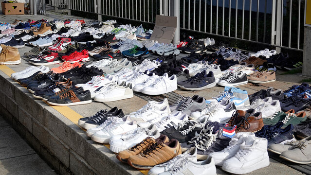 Sportschuhe unterschiedlicher Marken auf einem Bahnsteig bei einem Flohmarkt in Bad Wildbad in Deutschland am 04. Oktober 2026