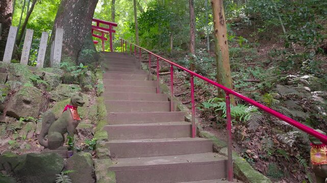 赤い手すりの石段と狐の石像 稲荷神社の参道