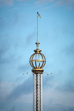 Blick auf die goldene Turmspitze eines Fahrgesch&auml;fts im Vergn&uuml;gungspark Gr&ouml;na Lund auf der Halbinsel Djurg&aring;rden in Stockholm, Schweden am 04. September 2025