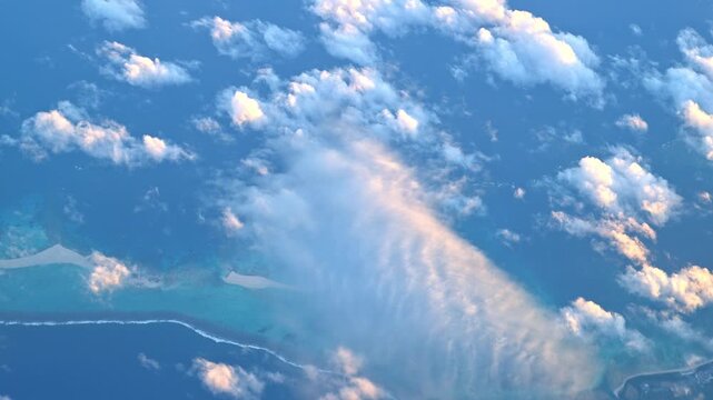 【機窓・空撮】飛行機から見下ろす石垣島付近の美しい海とサンゴ礁（朝景・夕景）