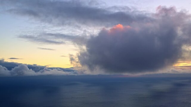 【機窓・空撮】飛行機から見下ろす夕暮れの雲海と赤く染まる雲（夕景・帰路）