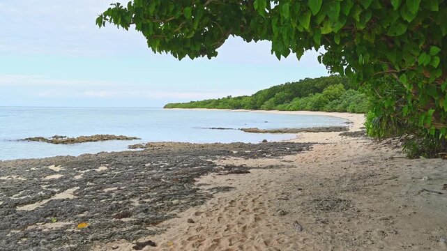 星の砂が見つかる竹富島のビーチと穏やかな海（カイジ浜・沖縄）