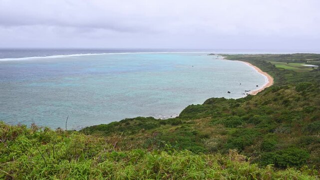 石垣島最北端の看板と曇り空の平久保崎灯台（沖縄・絶景スポット）