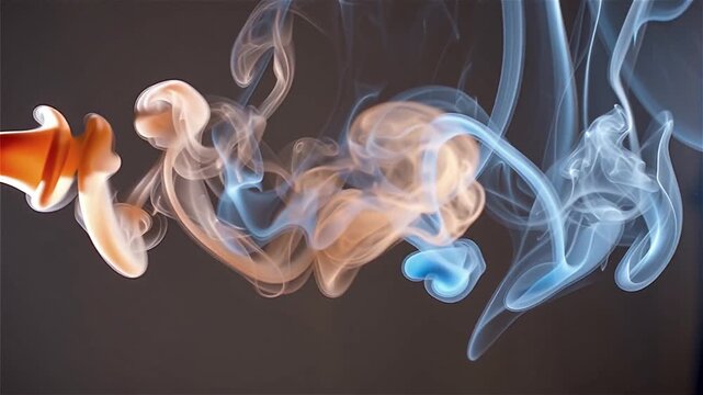 Gruesas estelas de humo de colores que entran desde el borde izquierdo del encuadre y se desplazan horizontalmente hacia la derecha, expandi&eacute;ndose y ondeando lentamente a medida que avanzan