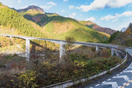 秋の秩父ドライブで渡るダイナミックな雷電廿六木橋（Raiden Todoroki Bridge）のループ橋／日本11月