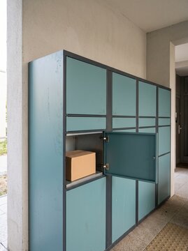 Parcel locker with open compartment for package collection