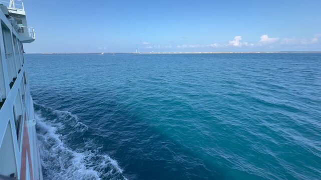 フェリーから望む沖縄・慶良間諸島のケラマブルーの海【沖縄海景動画】