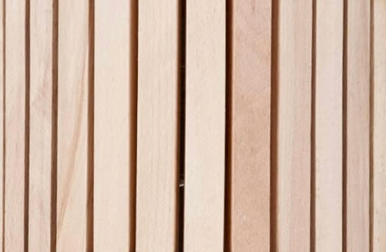 Detalle en primer plano de una prensa de madera tradicional rumana para exprimir manzanas y uvas de forma artesanal