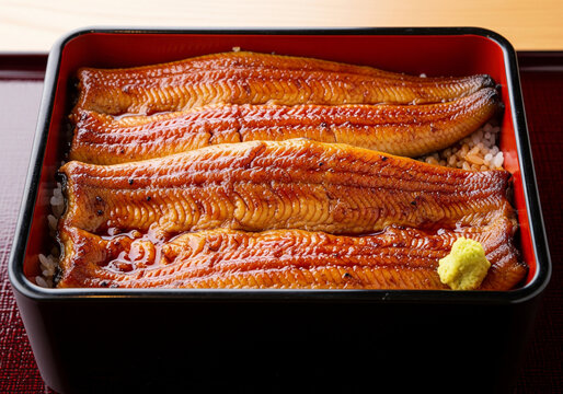 香ばしいタレが食欲をそそる特上うな重