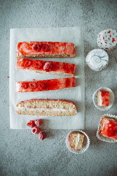 G&eacute;noise Italian sponge cake with raspberry glaze and fresh raspberries