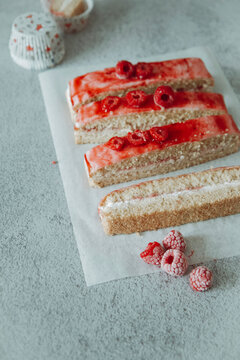 G&eacute;noise Italian sponge cake with raspberry glaze and raspberries