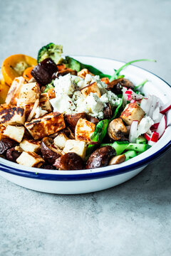 Rice bowl with mushrooms, halloumi and vegetables