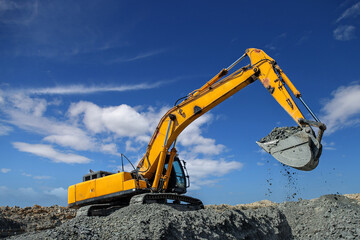 Excavator at work in a quarry © Евгений Мирошниченко