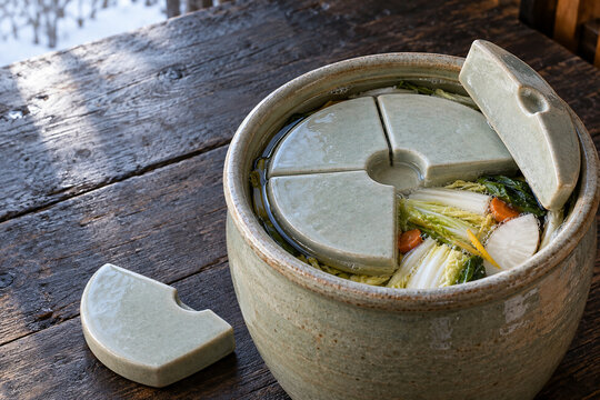 冬野菜を均等に押さえる分割式の陶器製発酵重し