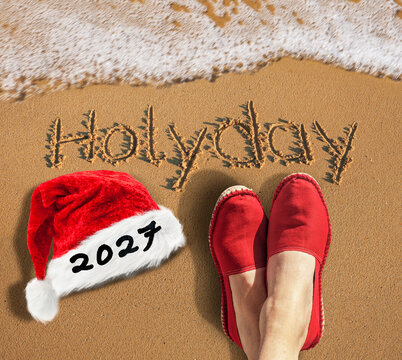 Weihnachtsm&uuml;tze mit 2027 im Sand mit Welle