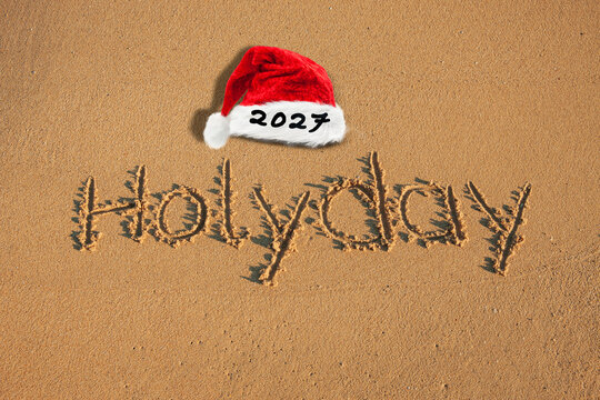 Rote Weihnachtsm&uuml;tze mit 2027 im Sand