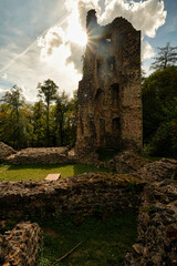 Blick auf den verfallenen Turm der Burgruine Dagstuhl bei Wadern im Nordsaarland, Deutschland © Helmut Scheuer
