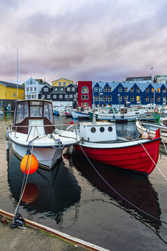 Boote im Hafen der Stadt T&oacute;rshavn auf den F&auml;r&ouml;er Inseln