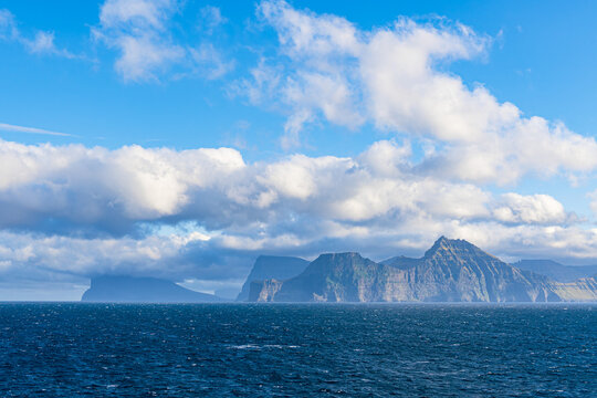 Blick auf die Felsen der F&auml;r&ouml;er Inseln mit Wolken