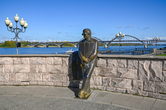 RYBINSK, RUSSIA - SEPTEMBER 15, 2026: Monument to lyricist Lev Oshanin on the Volga embankment. Rybinsk, Yaroslavl region