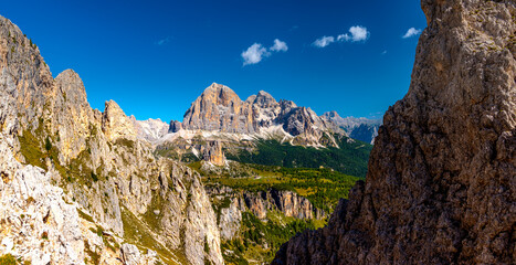 Panorama na Cinque Torri (Pięć Wież) oraz potężny masyw górski Tofana di Rozes w Dolomitach we Włoszech, widok z Nuvolau.  © grzegorz_pakula