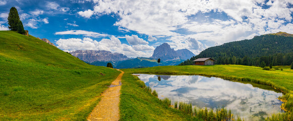 Masyw Sassolungo  w dolinie Val Gardena, zielone pastwiska, Dolomity  © grzegorz_pakula