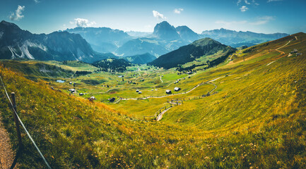 Masyw Sassolungo  w dolinie Val Gardena, zielone pastwiska, Dolomity  © grzegorz_pakula