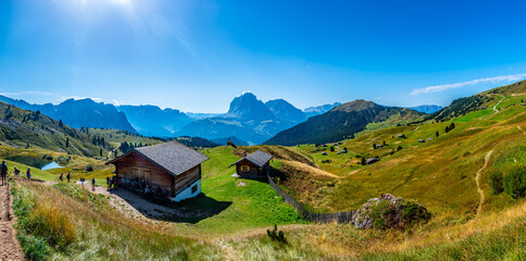 Masyw Sassolungo  w dolinie Val Gardena, zielone pastwiska, Dolomity  © grzegorz_pakula