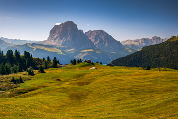 Masyw Sassolungo  w dolinie Val Gardena, zielone pastwiska, Dolomity  © grzegorz_pakula
