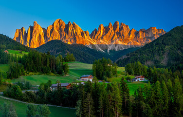 Zachód słońca na Odle (Geisler) - Panorama na szczyty górskie Dolomitów - jesień 2026,  © grzegorz_pakula