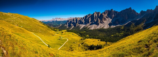 Widok z Forcella di San Zenòn, Kreuzjoch,  Panorama na szczyty górskie Dolomitów - jesień 2026 © grzegorz_pakula