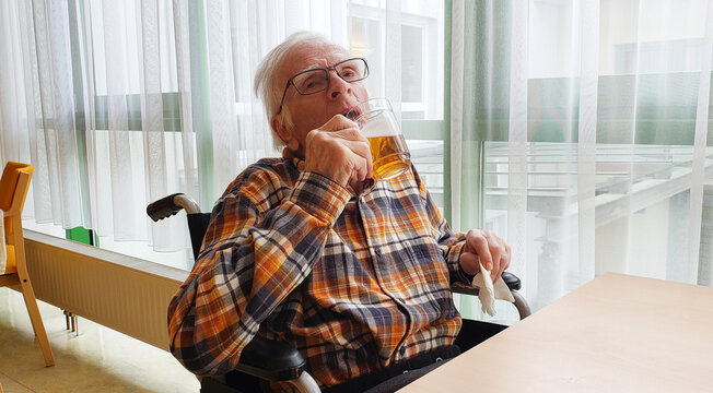 Senior beim Trinken 