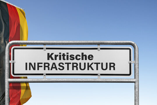 Schild mit Aufschrift Kritische Infrastruktur und deutsche Flagge, Konzeptbild f&uuml;r Versorgungssicherheit und Katastrophenschutz