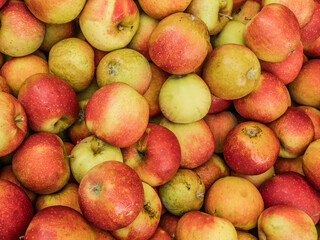 red apples in a market © WD Suncrest
