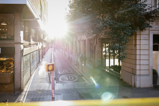 Une sc&egrave;ne de rue &agrave; Barcelone, en Espagne, avec un halo solaire. Immeuble d'appartements dans la ville de Barcelone, en Espagne	