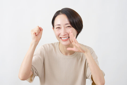 声援を送る女性　ミドルエイジ　白背景