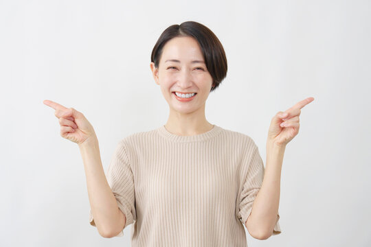 両手で左右を指し示す女性　白背景