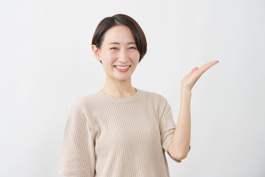 手のひらで右を案内する女性　白背景