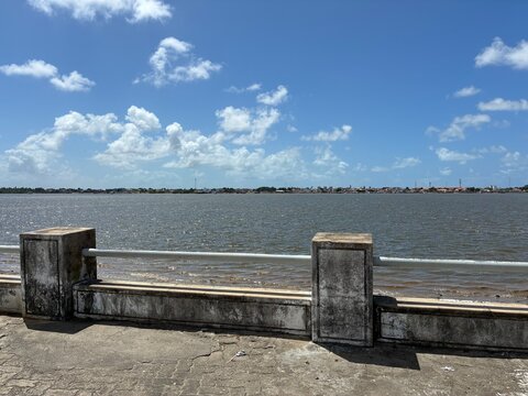 Aracaju, Sergipe, Brasil - 29 de agosto de 2026: Paisagem do Rio Sergipe e da orla pr&oacute;xima ao Mercado Municipal Ant&ocirc;nio Franco no centro hist&oacute;rico da cidade