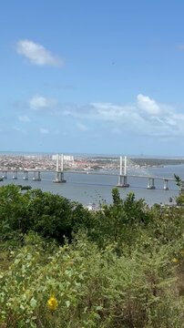 Aracaju, Sergipe, Brasil - 29 de agosto de 2026: Vista elevada da Ponte Construtor Jo&atilde;o Alves sobre o Rio Sergipe com extensa vegeta&ccedil;&atilde;o verde em primeiro plano