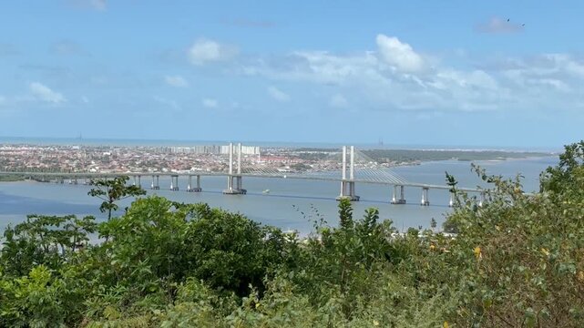 Aracaju, Sergipe, Brasil - 29 de agosto de 2026: Filmagem da Ponte Construtor Jo&atilde;o Alves, vegeta&ccedil;&atilde;o tropical e Rio Sergipe em dire&ccedil;&atilde;o ao Oceano Atl&acirc;ntico