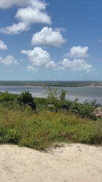Aracaju, Sergipe, Brasil - 29 de agosto de 2026: Filmagem panor&acirc;mica da Ponte Construtor Jo&atilde;o Alves e do Rio Sergipe cercados por Mata Atl&acirc;ntica no Morro do Urubu