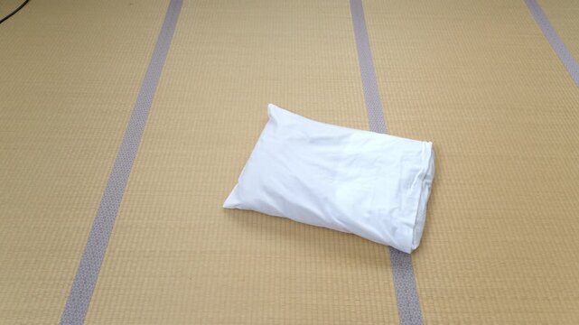 和室の畳の上に置かれた真っ白な枕（合宿所・宿泊施設・コピースペース）